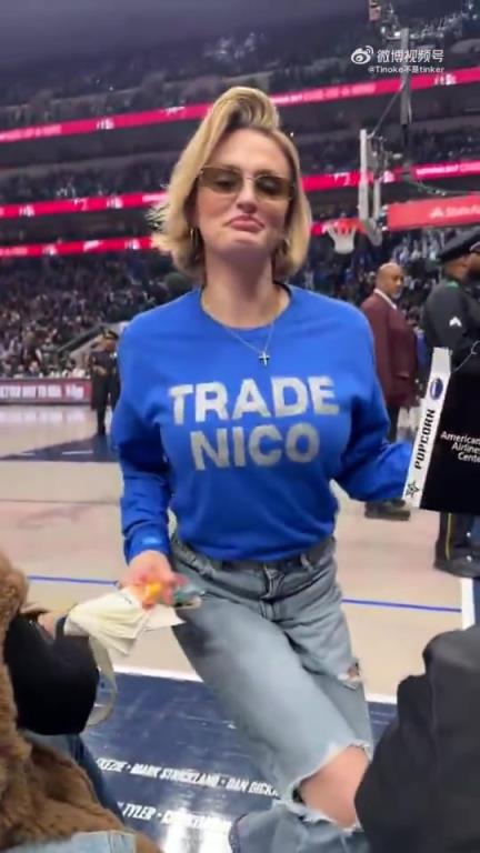 主場不準(zhǔn)球迷打印“解雇Nico”標(biāo)語，女球迷就出此下策