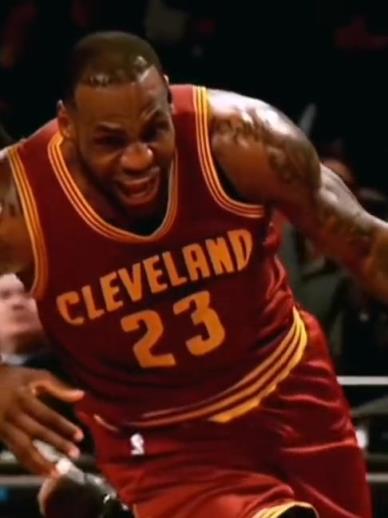 老詹這恐怖的大體格，完美詮釋什么叫“人型坦克”！