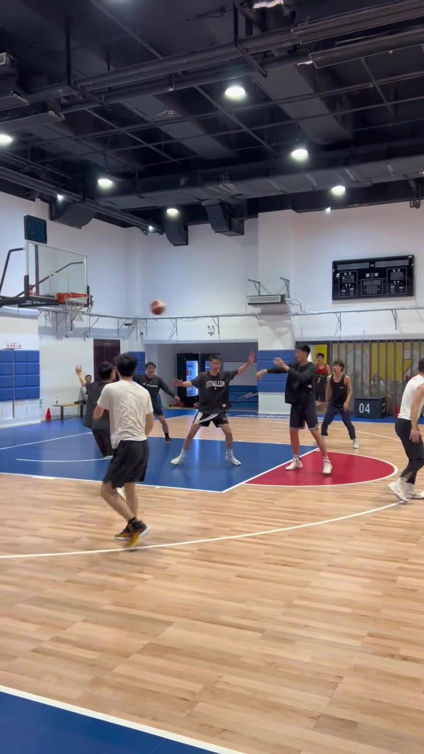 對(duì)手回家后：老婆，我今天在野球場(chǎng)匹配到巔峰馬刺隊(duì)了！