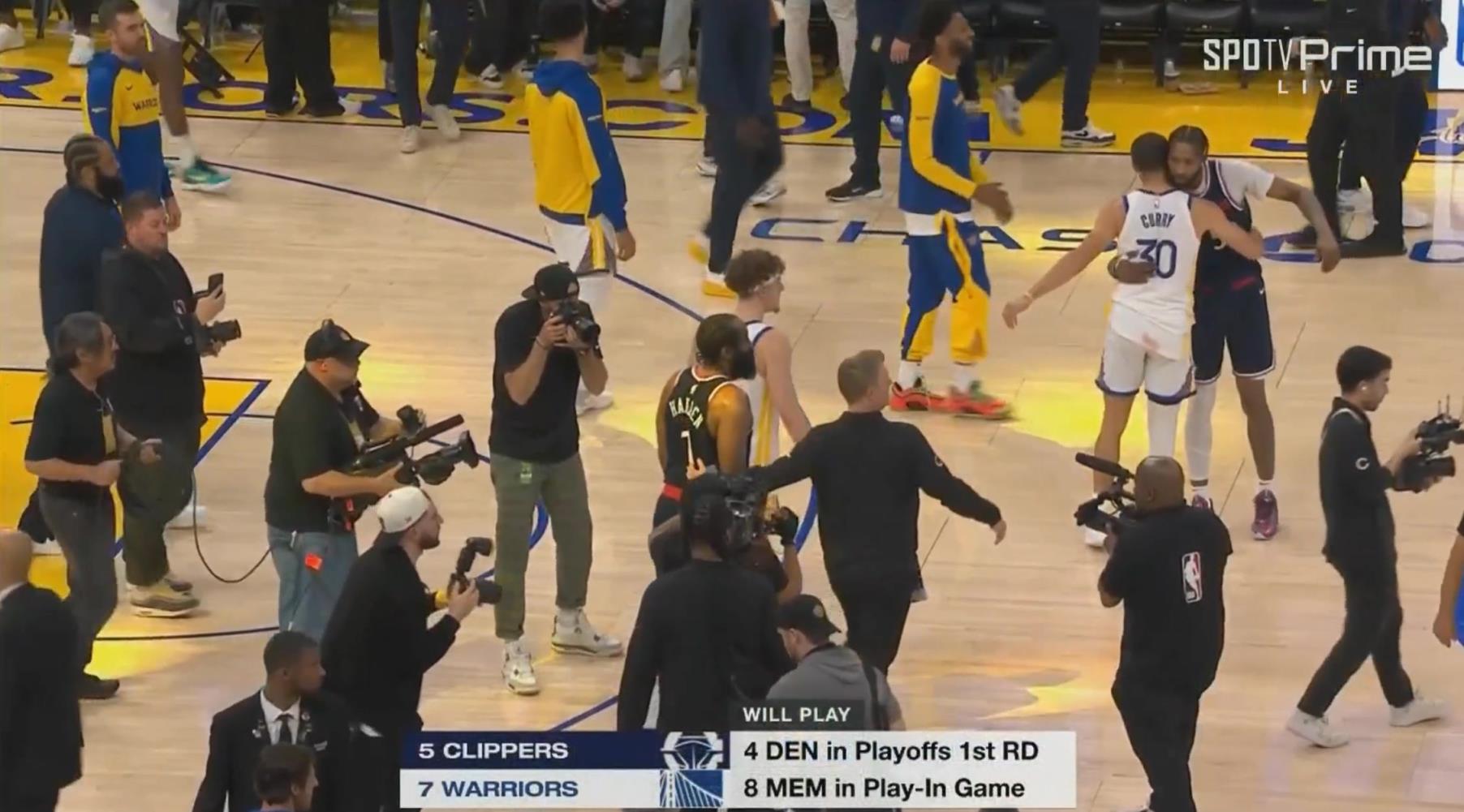 加時(shí)賽12分無(wú)解表現(xiàn)率隊(duì)獲勝！哈登賽后臉上笑容藏不住呀