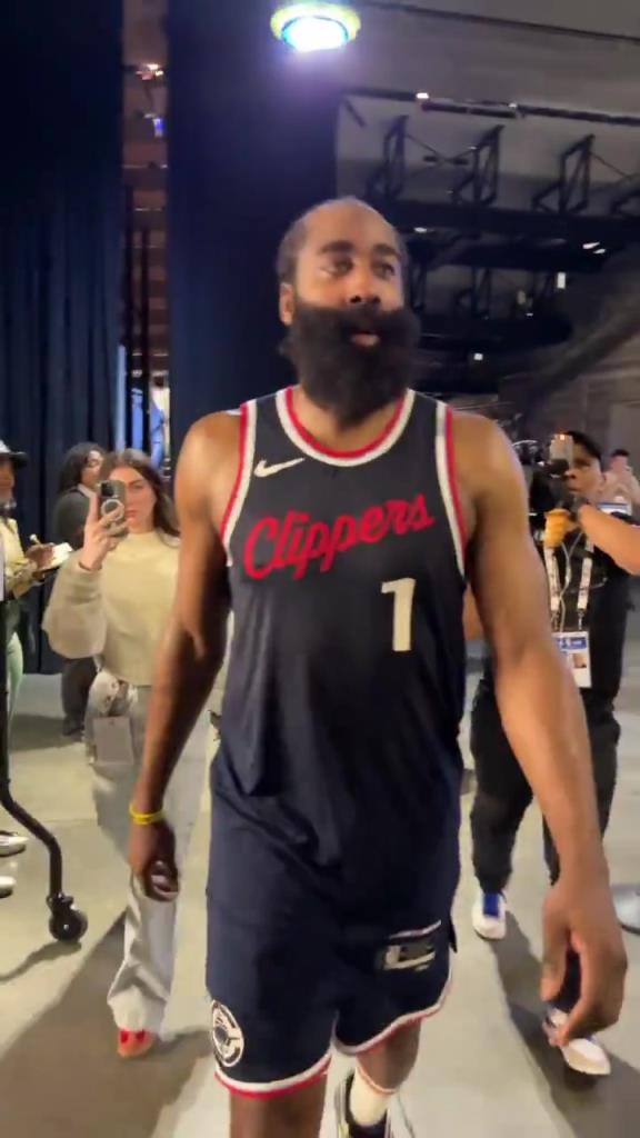 爆砍39分！哈登賽后走入球員通道氣喘吁吁：今天是場(chǎng)艱苦的戰(zhàn)斗