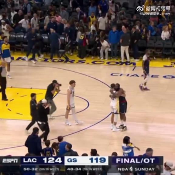 09雙雄傾盡全力！哈登和庫里賽后第一時間擁抱在一起