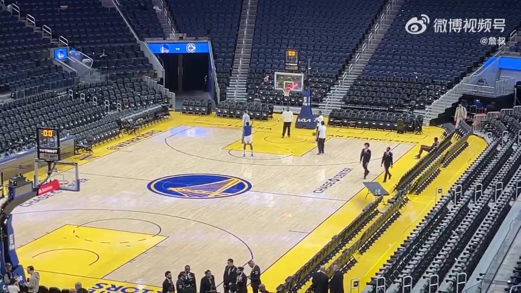 今天沒有得到出場機會！庫明加賽后還留在場地練習投籃