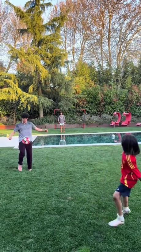 馬塞洛和兒子隔水相傳！大兒子腳法有點東西的！