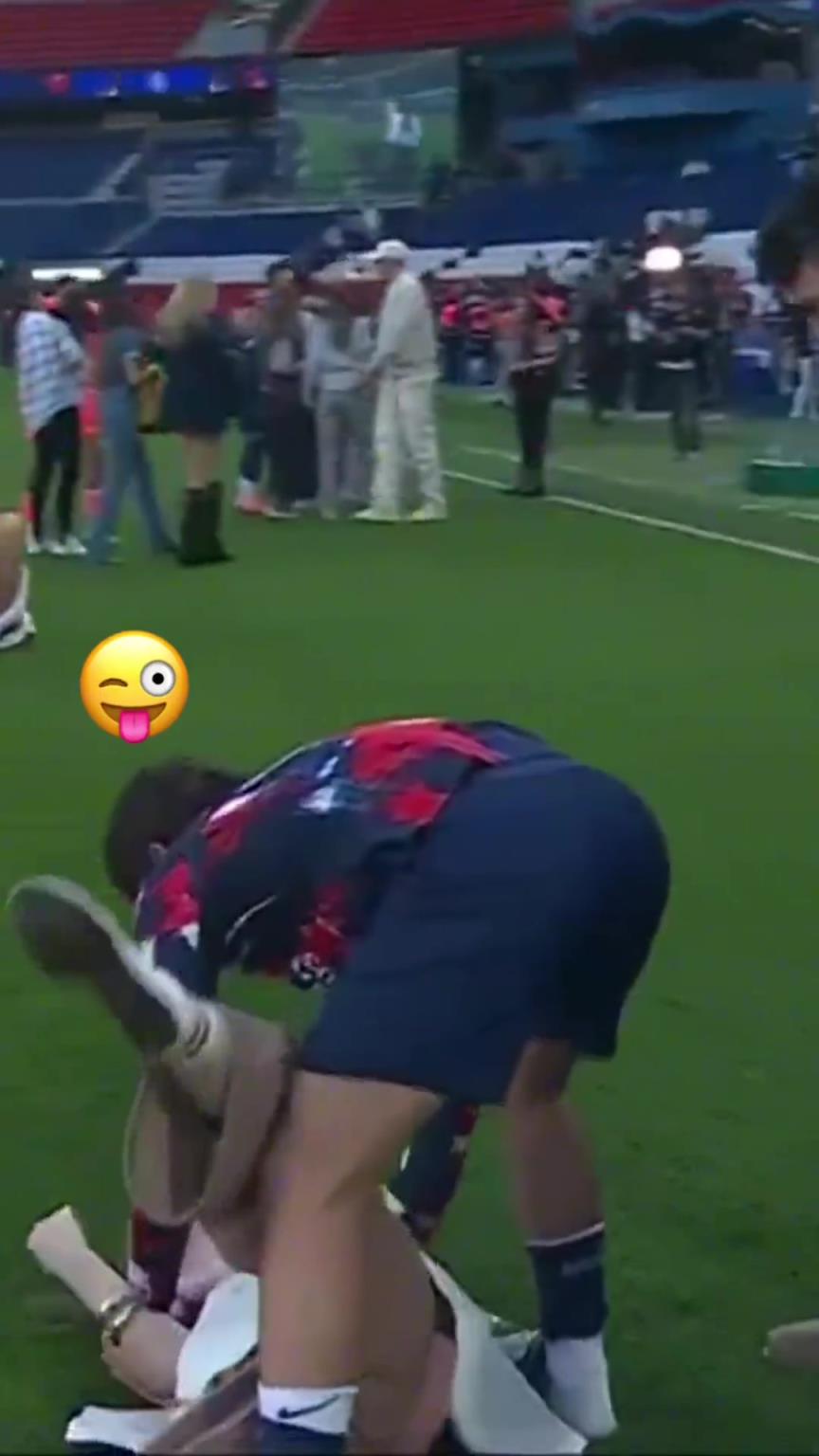 玩這么花?。績?nèi)維斯在家人面前把自己女友按倒在地