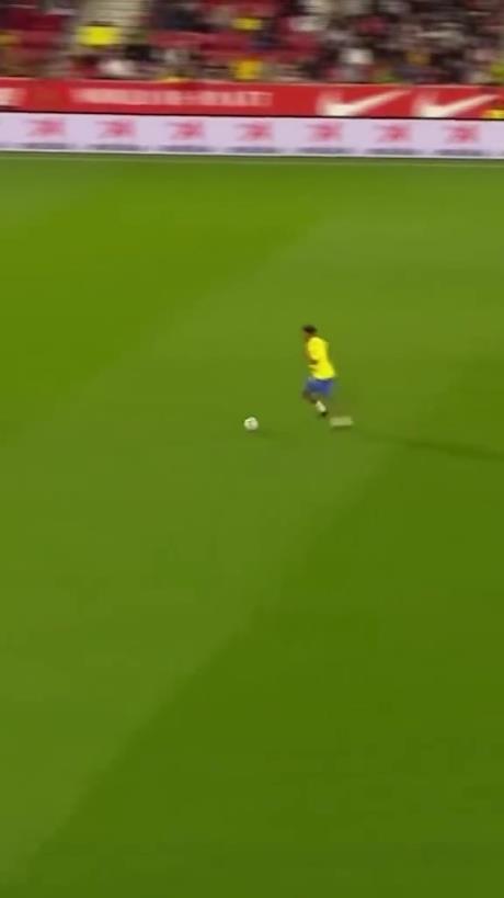 45歲還開(kāi)掛！小羅再現(xiàn)牛尾巴過(guò)人，微笑單挑門(mén)將輕松打進(jìn)